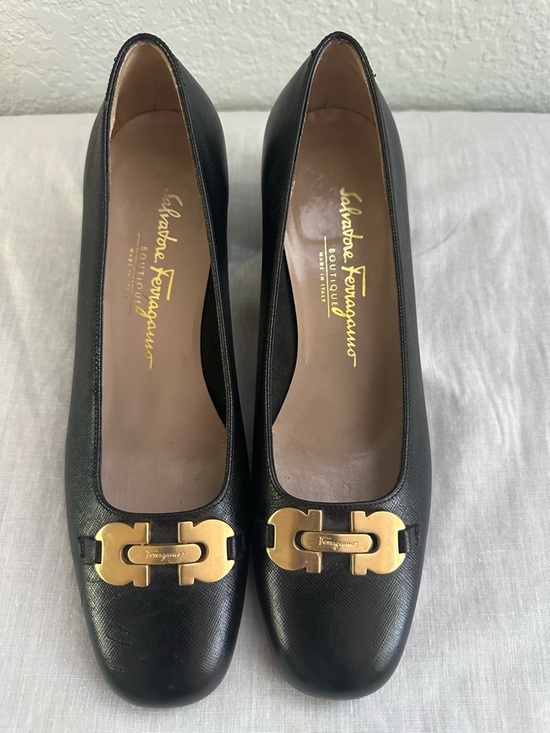 Salvatore Ferragamo Boutique Black Leather Pumps Size 8C Gold Gancini Italy - Picture 3 of 15